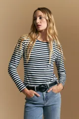 Remera de manga larga con diseño de rayas horizontales en azul marino y blanco, cuello redondo y corte entallado.