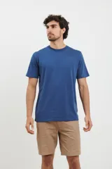Remera de cuello redondo y manga corta, confeccionada en tejido de algodón pesado.