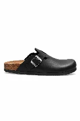 Zueco de diseño cerrado en color negro con una hebilla metálica lateral ajustable, plantilla anatómica con acabado de corcho y suela de goma antideslizante.