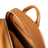 Mochila color camel de poliéster con acceso por cierre. Tiene tres bolsillos externos y tres internos, uno con cierre y otro para tablet. Los herrajes son plateados.