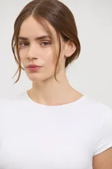 Remera tipo baby tee de calce ajustado al cuerpo, con cuello redondo y mangas cortas. Confeccionada en tejido ultra liviano y suave con compresión media.