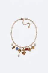 Collar de acero dorado con cadena de eslabones y dijes colgantes de flores metálicas, perlas sintéticas, piedra azul y piedra roja.