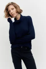 Pantalón de jean slim fit color azul marino.