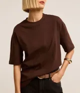 Remera básica de corte relajado, confeccionada en tejido de punto de algodón. Presenta cuello redondo y mangas cortas, con un diseño liso y holgado que ofrece comodidad y versatilidad.