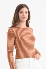Camiseta de manga larga confeccionada en tejido rib, con diseño a rayas horizontales en color caramelo y blanco, de corte ajustado.