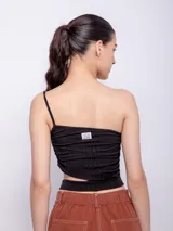 Top negro de punto con un solo tirante y corte en la cintura.