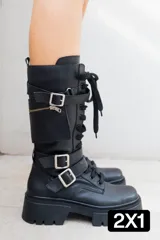 Borcegos de cuero negro, con cordones y cierre al costado. De 28,5 cm de alto de caña, y 4,5 cm de base.