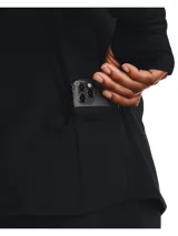 Remera deportiva de manga larga para mujer, color negro, con cuello alto y cierre frontal parcial. Presenta aberturas para los pulgares en los puños.