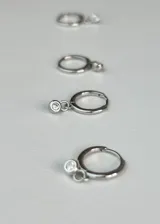 Aros pequeños de plata 925 con mini zirconita engarzada.