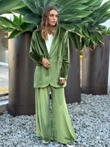 Pantalón de terciopelo verde oliva, de corte palazzo y tiro alto.