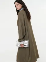 Vestido camisero negro de lino con botones delanteros y bolsillos ocultos.