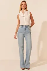 Pantalón de jean celeste, de corte recto y tiro alto.