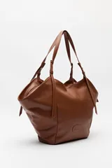 Bolso negro tipo tote de cuero sintético con acabado soft touch, asas largas regulables y diseño minimalista.