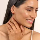 Anillo dorado de plata 925 bañada en oro 18k con cinco rubíes ovalados engarzados.