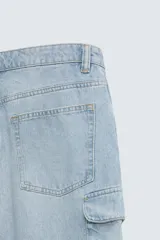 Bermuda de denim de algodón, color celeste lavado, de corte relajado (relaxed fit). Presenta cinco bolsillos, incluyendo bolsillos cargo plastrón con solapa en las perneras.