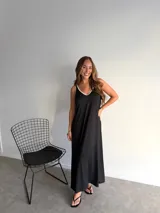 Vestido largo blanco con estampado de lunares negros, escote en V y tirantes finos.