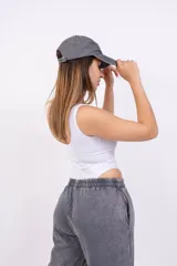 Body azul marino de algodón con corte clásico y escote redondo.