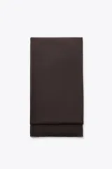 Pañuelo rectangular de color marrón oscuro, con textura suave y terminaciones deshilachadas en los extremos.