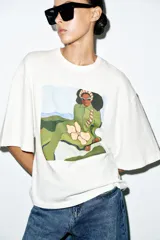 Camiseta rústica de color blanco, de corte regular, con cuello redondo, mangas por debajo del codo y diseño estampado a contraste en el centro del frente.