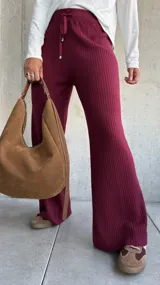 Pantalón de punto acanalado color bordó, con corte amplio y cintura elástica con cordón ajustable.