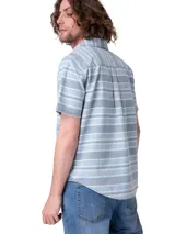Camisa de manga corta Caterpillar, color celeste con diseño de rayas horizontales blancas y azules, corte regular y bolsillos en el pecho con botón y etiqueta con logo.