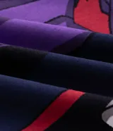 Remera de corte boxy en color negro, con cuello redondo y mangas cortas. Presenta un estampado gráfico en la espalda que muestra a los personajes Joker y Harley Quinn con la frase 'Mad Love'.