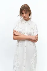 Vestido camisero midi blanco con rulos de microtul en mangas, frente y espalda.