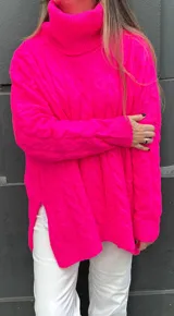 Sweater azul eléctrico de tejido de punto trenzado, cuello alto y corte oversize con aberturas laterales.