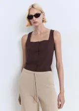 Pantalón de punto fino en color beige, con diseño recto y largo. Cuenta con cintura elástica con cordón ajustable.