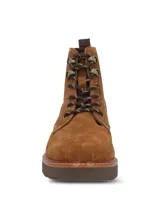 Botas acordonadas de gamuza marrón, con suela de goma track y cordones bicolor.