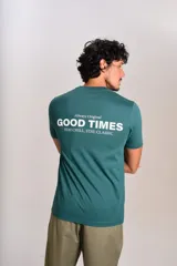 Remera de manga corta color verde petróleo, con cuello redondo y estampa pequeña en el pecho con el texto 'GOOD TIMES'.
