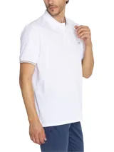 Remera polo de manga corta confeccionada en piqué de algodón pima. Presenta cuello clásico con cierre de botones, detalles en contraste en los puños y logo bordado en el pecho.