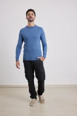 Sweater de punto liso, color azul, con escote redondo y manga larga.