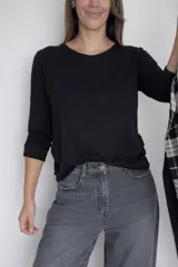 Sweater de tejido fino con cuello redondo y mangas largas. Presenta un diseño minimalista y versátil, confeccionado en una mezcla de viscosa, angora y lana que aporta suavidad y abrigo.