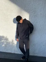 Pantalón de jogging negro de felpa con corte holgado.