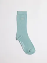 Medias de caña media en color turquesa, confeccionadas en tejido acanalado con detalle de logo bordado en la parte superior y nombre de la marca con talle estampado en la planta del pie.