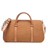 Cartera tipo baúl compacta de símil gamuza color tostado, con detalles en PU liso. Cuenta con doble asa corta rígida, correa larga regulable y desmontable, y herrajes metálicos dorados. El compartimento principal tiene cierre superior y un bolsillo interno con cierre. El logo "XL Extra Large" está metalizado en la parte frontal.