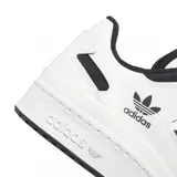 Championes urbanos adidas Forum Low CL, color blanco con las icónicas tres tiras laterales en negro. Presentan un diseño de caña baja con cierre de cordones, suela de goma resistente y el logo del trébol de adidas en la lengüeta y el lateral.