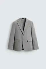 Blazer slim fit de color gris, confeccionada en tejido con lana. Presenta cuello con solapas de muesca, cierre frontal con un botón, bolsillos de solapa en la cadera y bolsillo de vivo en el pecho.