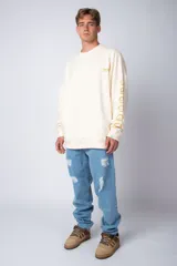 Buzo negro de corte oversize con cuello redondo y mangas largas. Presenta un pequeño logo estampado en el pecho y un diseño de empanadas y textos en la manga.