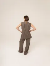 Pantalón de vestir de corte recto y tiro alto, con diseño de rayas verticales finas y bolsillos laterales.
