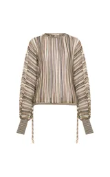 Blusa de punto con rayas verticales en tonos marrón, beige, verde y blanco, corte amplio, escote redondo y mangas largas anchas con puños ajustados.