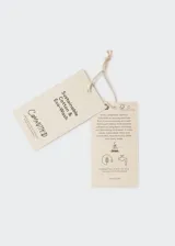 Jeans skinny de tiro bajo en color blanco, con diseño de cinco bolsillos, trabillas para cinturón y cierre frontal con cremallera y botón.
