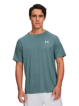 Remera deportiva Under Armour de manga corta, confeccionada en tejido técnico ultrasuave y transpirable con textura sutil. Presenta cuello redondo y el logo de la marca estampado en el pecho.