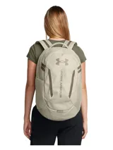 Mochila Under Armour Hustle 6.0 color beige y marrón, impermeable con tecnología UA Storm, compartimento para portátil, bolsillos laterales de malla y gran capacidad.