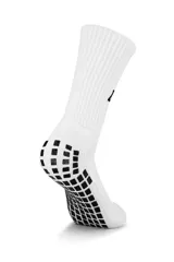 Medias deportivas de caña media Lotto modelo Ciao, color blanco con la marca y el logo en negro en el lateral superior, y apliques de goma antideslizantes negros en la planta del pie.