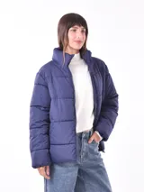 Campera puffer azul marino con cuello alto y cierre frontal.