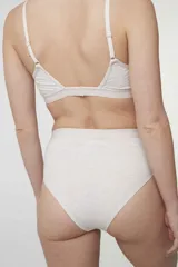 Bombacha tiro alto color borgoña, con fundillo de algodón.