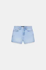 Shorts de denim estilo mom fit y tiro medio, con diseño de cinco bolsillos, cierre frontal con cremallera y botón metálico.