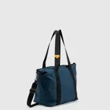 Bolso tipo tote color amarillo, de diseño acolchado con costuras horizontales. Cuenta con doble asa de mano y una correa larga ajustable y extraíble. Incluye un pequeño detalle de etiqueta lateral.